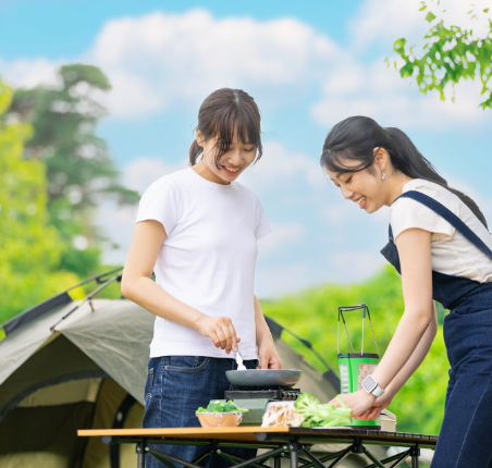 女性２人が料理をしている様子